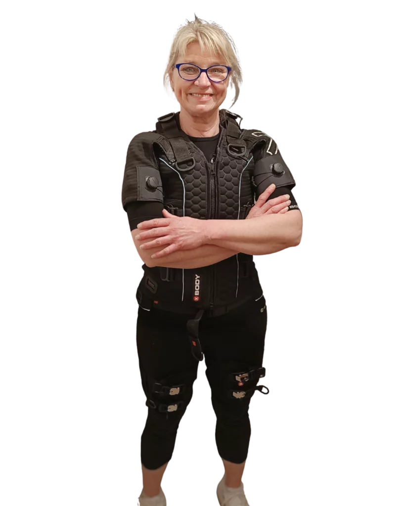 Dani, die eine EMS Weste und Hose trägt